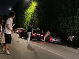 Auto contro gruppo di giovani dopo una rissa, panico a Taormina / Video