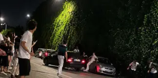 Auto contro gruppo di giovani dopo una rissa, panico a Taormina / Video
