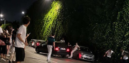 Auto contro gruppo di giovani dopo una rissa, panico a Taormina / Video