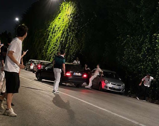 Auto contro gruppo di giovani dopo una rissa, panico a Taormina / Video