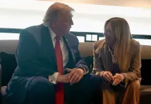 Scontro Trump-Meloni: “Mi ha implorato di fare una foto con lei”, “Io e l’Italia non imploriamo mai”. Mattarella chiama la Premier / Video