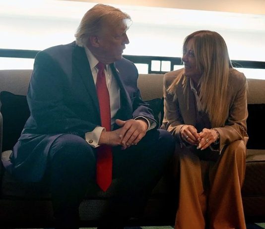 Scontro Trump-Meloni: “Mi ha implorato di fare una foto con lei”, “Io e l’Italia non imploriamo mai”. Mattarella chiama la Premier / Video