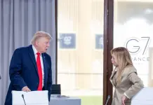 Scontro Trump-Meloni: “Mi ha implorato di fare una foto con lei”, “Io e l’Italia non imploriamo mai”. Mattarella chiama la Premier / Video