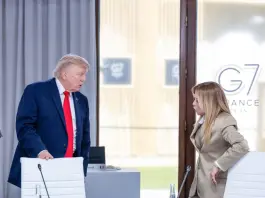 Scontro Trump-Meloni: “Mi ha implorato di fare una foto”, “Allibita, sono invenzioni”. Il tycoon rincara la dose: “Non la voglio come fan”