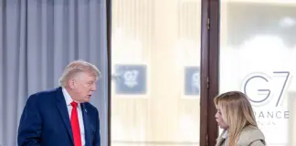 Scontro Trump-Meloni: “Mi ha implorato di fare una foto”, “Allibita, sono invenzioni”. Il tycoon rincara la dose: “Non la voglio come fan”