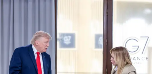 Scontro Trump-Meloni: “Mi ha implorato di fare una foto”, “Allibita, sono invenzioni”. Il tycoon rincara la dose: “Non la voglio come fan”