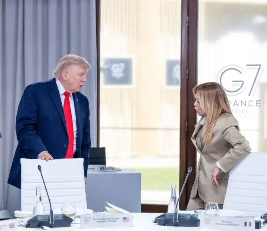 Scontro Trump-Meloni: “Mi ha implorato di fare una foto con lei”, “Io e l’Italia non imploriamo mai”. Mattarella chiama la Premier / Video
