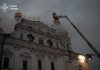 Ucraina, attacchi russi a Kiev e Kharkiv: in fiamme la Cattedrale della Dormizione / Video