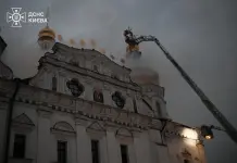 Ucraina, attacchi russi a Kiev e Kharkiv: in fiamme la Cattedrale della Dormizione / Video