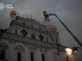 Ucraina, attacchi russi a Kiev e Kharkiv: in fiamme la Cattedrale della Dormizione / Video
