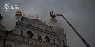 Ucraina, attacchi russi a Kiev e Kharkiv: in fiamme la Cattedrale della Dormizione / Video
