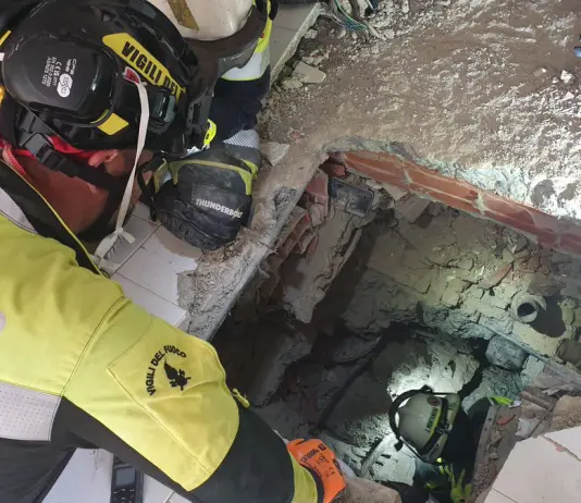 In Venezuela si scava tra le macerie del terremoto, Vigili del Fuoco italiani al lavoro per salvare madre e figli a La Guaira