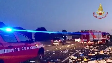 Scontro tra un camper e un camion sull’A1 all’altezza di Modena, sei feriti tra cui un neonato