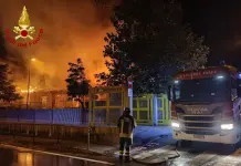 Incendio nella notte in un plesso scolastico in provincia di Campobasso, a fuoco la copertura in legno