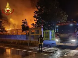 Incendio nella notte in un plesso scolastico in provincia di Campobasso, a fuoco la copertura in legno