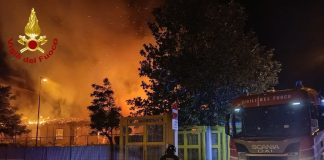 Incendio nella notte in un plesso scolastico in provincia di Campobasso, a fuoco la copertura in legno