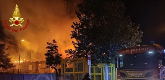 Incendio nella notte in un plesso scolastico in provincia di Campobasso, a fuoco la copertura in legno