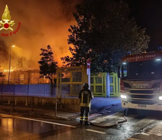 Incendio nella notte in un plesso scolastico in provincia di Campobasso, a fuoco la copertura in legno