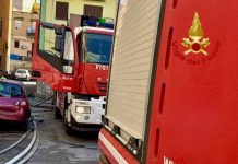 Incendio nella notte in una falegnameria di Palermo, evacuate 16 abitazioni
