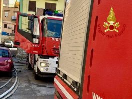 Incendio nella notte in una falegnameria di Palermo, evacuate 16 abitazioni