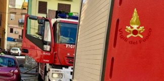 Incendio nella notte in una falegnameria di Palermo, evacuate 16 abitazioni