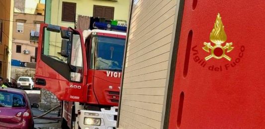 Incendio nella notte in una falegnameria di Palermo, evacuate 16 abitazioni