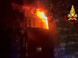 Incendio distrugge un appartamento in provincia di Trieste, due persone in ospedale / Video