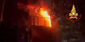 Incendio distrugge un appartamento in provincia di Trieste, due persone in ospedale / Video