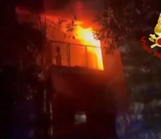 Incendio distrugge un appartamento in provincia di Trieste, due persone in ospedale / Video