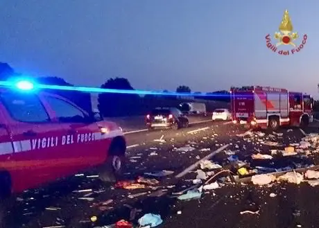Scontro tra un camper e un camion sull’A1 all’altezza di Modena, sei feriti tra cui un neonato