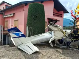 Ultraleggero si schianta su abitazioni nel Bergamasco, un morto e un ferito
