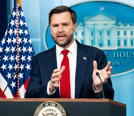 Colloqui Usa-Iran, contraddizioni tra Vance e Ghalibaf sui fondi iraniani. Oman “Impegno per passaggio sicuro in Hormuz senza pedaggi”