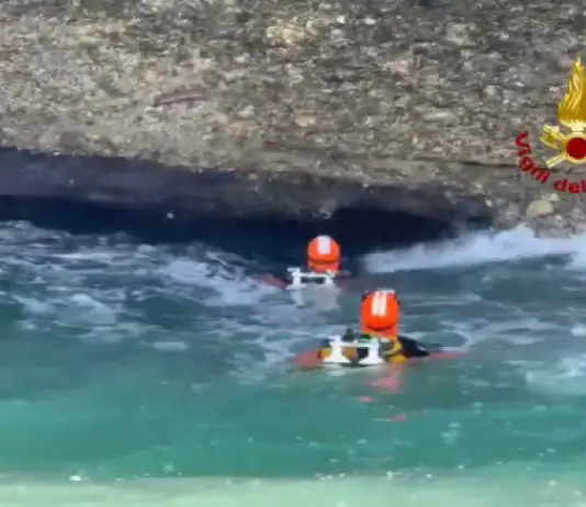 Ritrovati i corpi senza vita dei due ragazzi dispersi in mare a Ventimiglia dopo un tuffo da una scogliera / Video