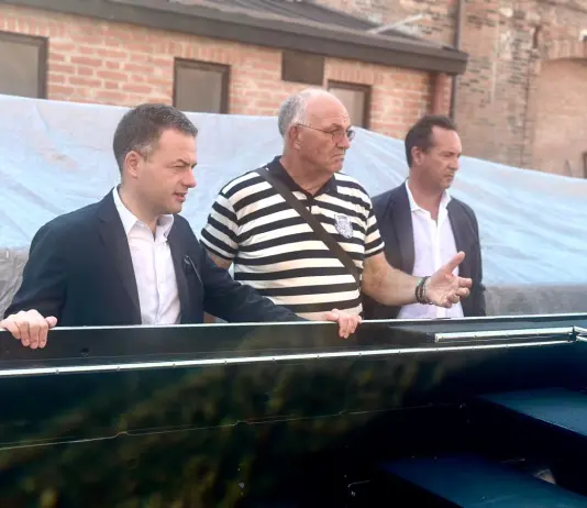 Venezia, il sindaco Venturini al varo di una nuova gondola da traghetto