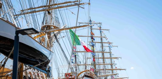Nave Amerigo Vespucci si prepara a raggiungere New York