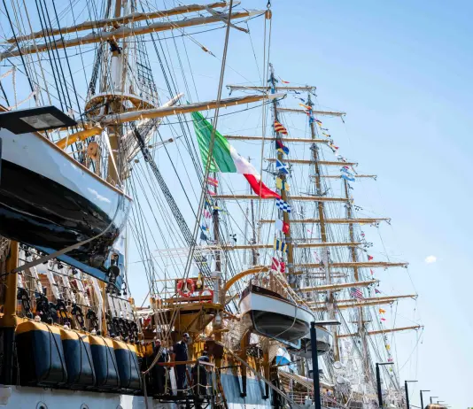Nave Amerigo Vespucci si prepara a raggiungere New York