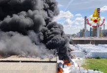 Incendio allo stabilimento Versalis di Mantova, evacuato il personale. Fontana “Per fortuna nessun ferito”