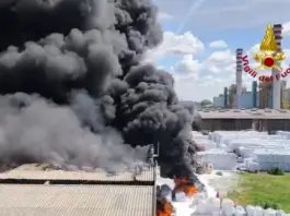 Incendio allo stabilimento Versalis di Mantova, evacuato il personale. Fontana “Per fortuna nessun ferito”