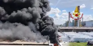 Incendio allo stabilimento Versalis di Mantova, evacuato il personale. Fontana “Per fortuna nessun ferito”