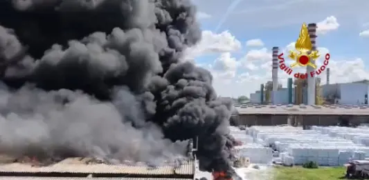 Incendio allo stabilimento Versalis di Mantova, evacuato il personale. Fontana “Per fortuna nessun ferito”