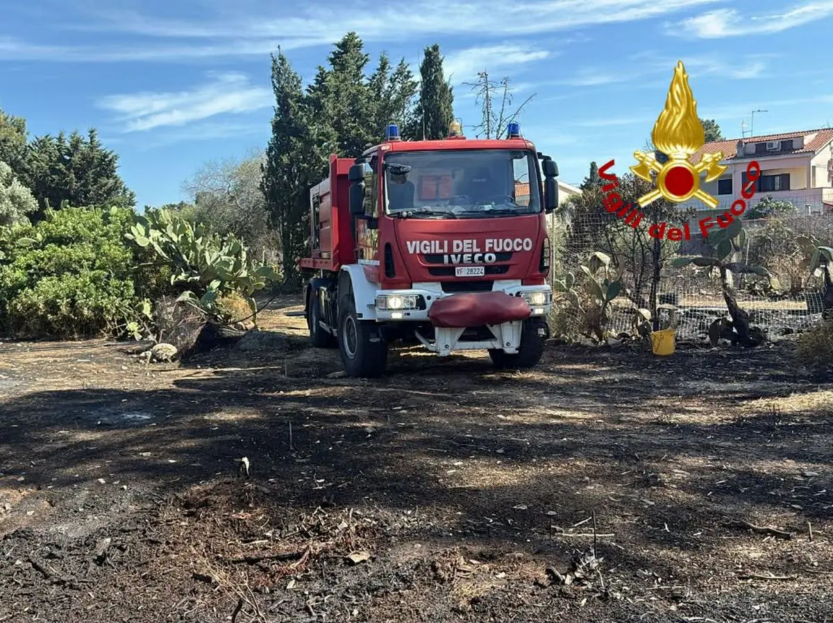 Emergenza incendi nel Cagliaritano, a Elmas evacuata una scuola