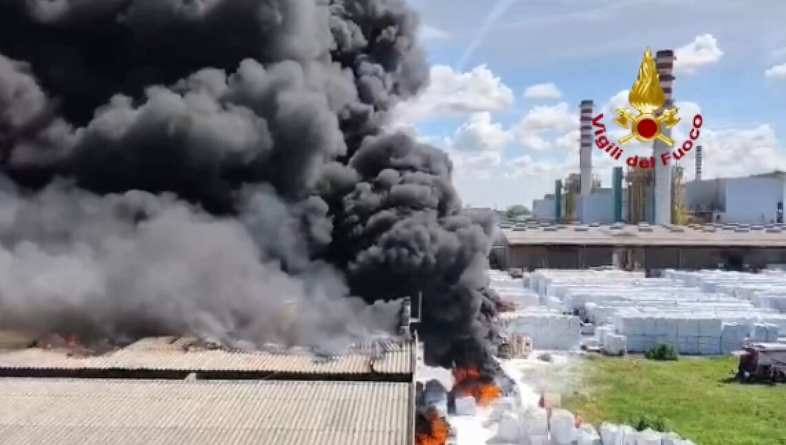 Incendio allo stabilimento Versalis di Mantova, evacuato il personale. Fontana “Per fortuna nessun ferito”