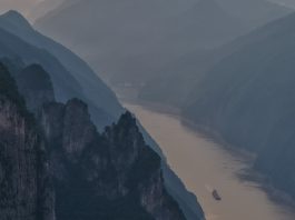 Cina: la gola di Wuxia si illumina all’alba (1)