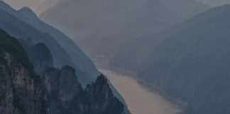 Cina: la gola di Wuxia si illumina all’alba (1)
