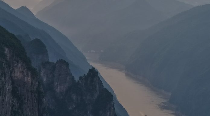 Cina: la gola di Wuxia si illumina all’alba (1)