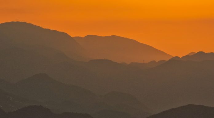 Cina: la gola di Wuxia si illumina all’alba (2)