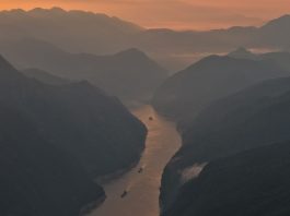 Cina: la gola di Wuxia si illumina all’alba (3)