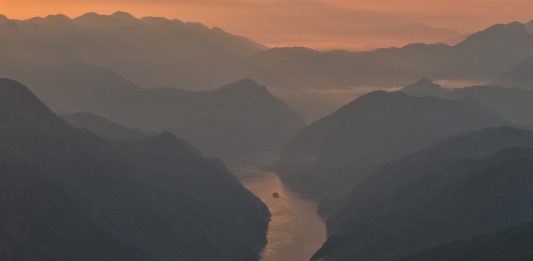 Cina: la gola di Wuxia si illumina all’alba (3)