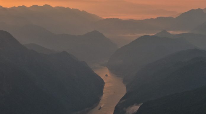 Cina: la gola di Wuxia si illumina all’alba (3)