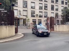 Uomo trovato morto in strada a Palermo, accanto al corpo chiazze di sangue